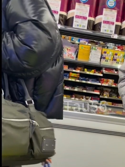 所有人思考这个包包到底多重！ ​​​