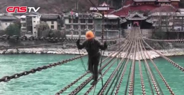 工程奇迹！2020年泸定桥大修，当探伤仪器扫过那13根悬在激流上的铁链时，现场见