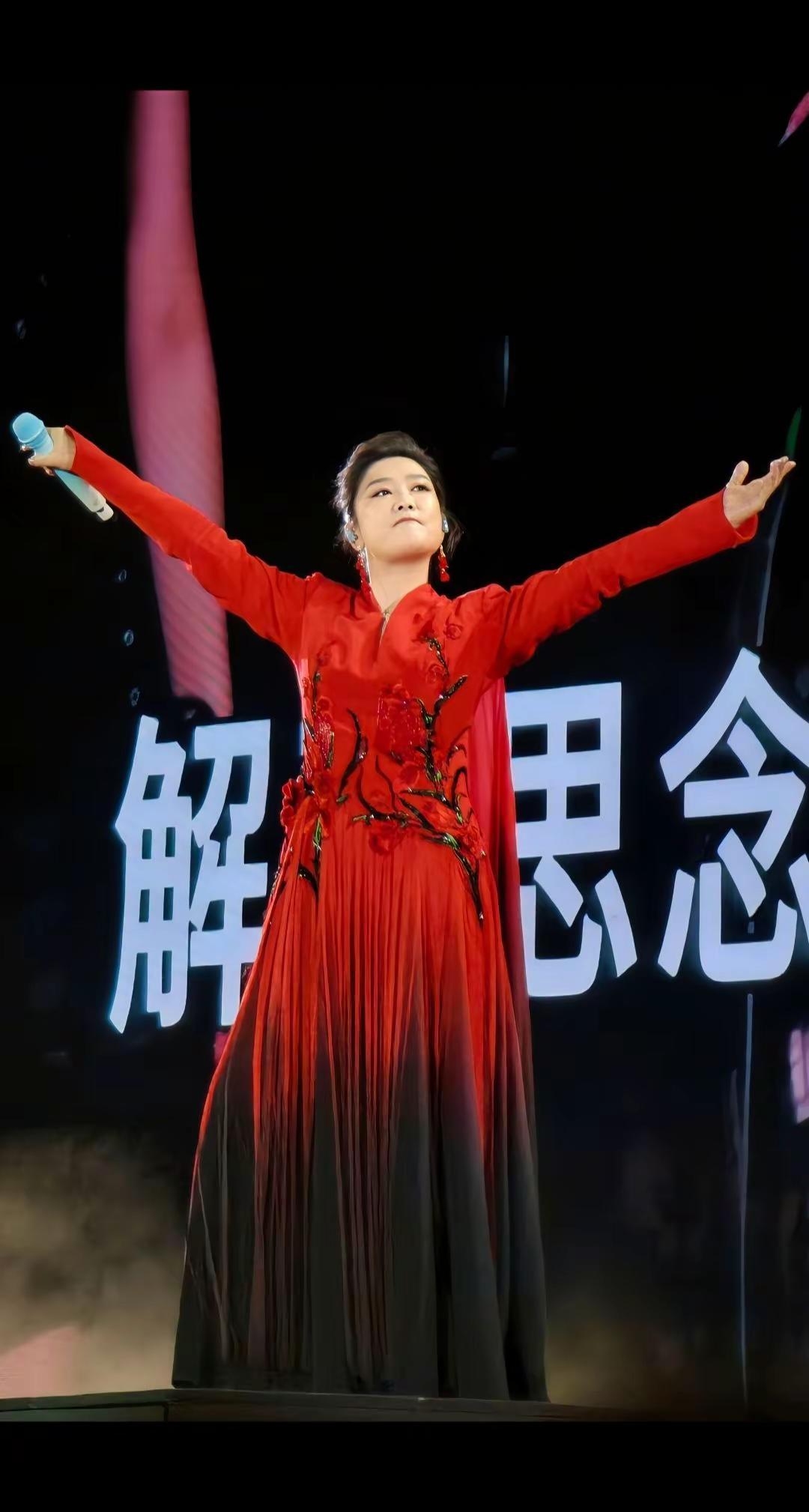 呼和浩特体育场凤凰传奇巡回演唱会现场拍摄。玲花曾毅凤凰传奇 2026凤凰传奇巡回