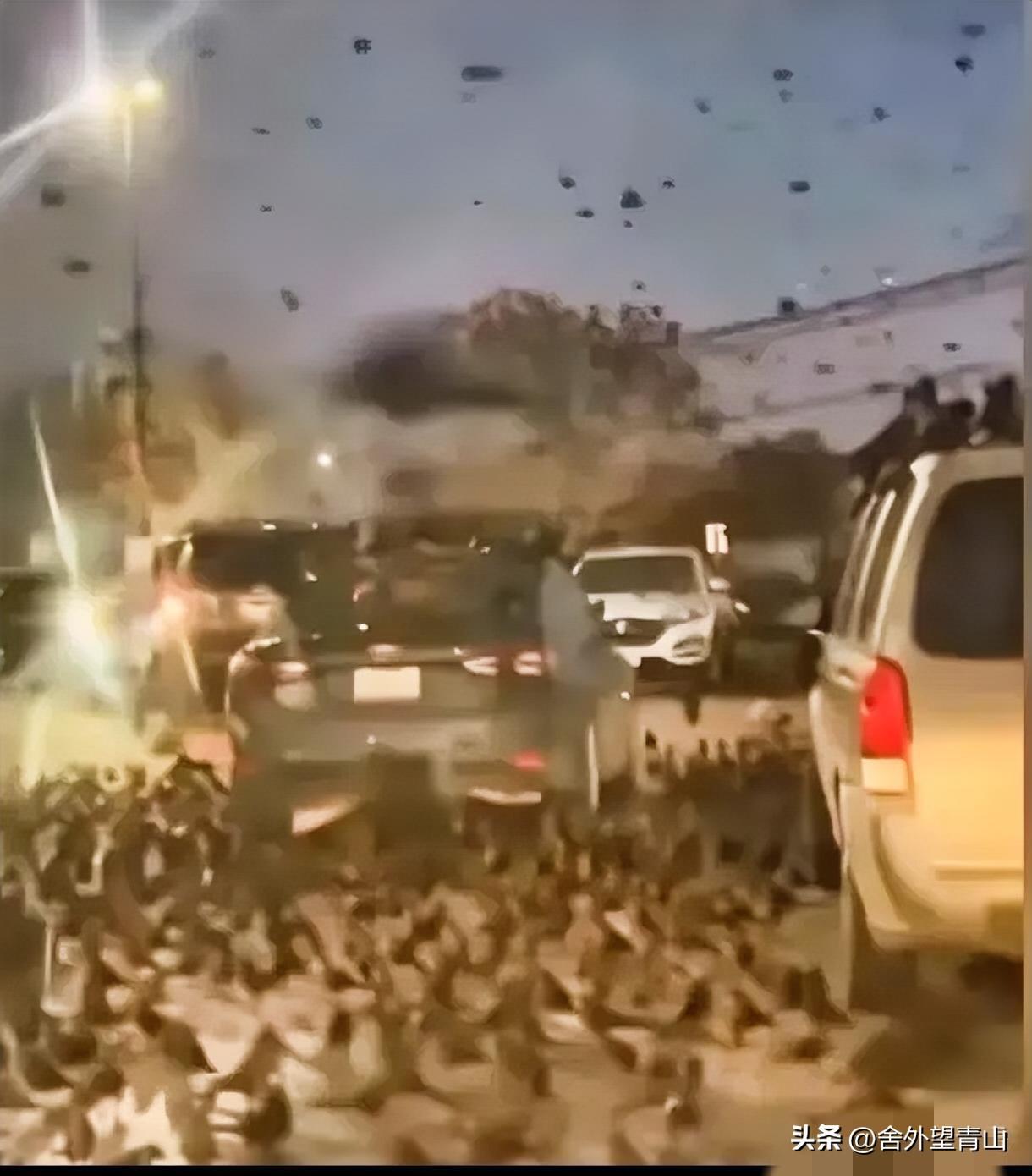 3月25日傍晚，以色列首都特拉维夫的街头聚集了大群的乌鸦。在以色列人的传统文化中