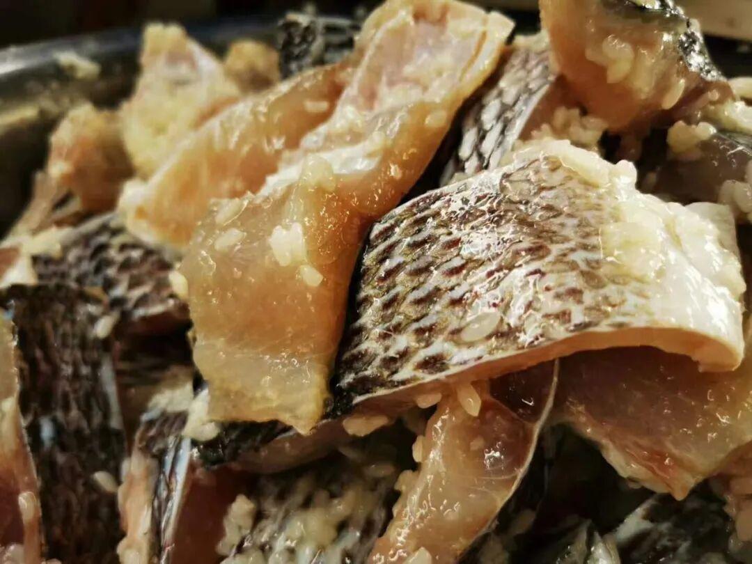 中国🇨🇳
西双版纳•腌酸鱼
原料：
鲜鱼🐡1000克或按需要适量

配料：
