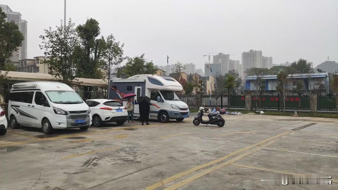 飞虎公园停车场满是房车
俨然一个驻车营地
临桂区飞虎公园停车场的这些房车
来自祖