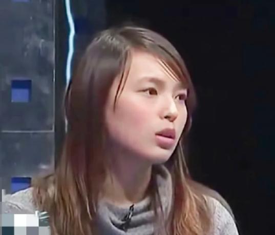 嫌丈夫没出息，一女子抛下2岁女儿，跟着日本人远走高飞。20多年后，突然现身女儿婚