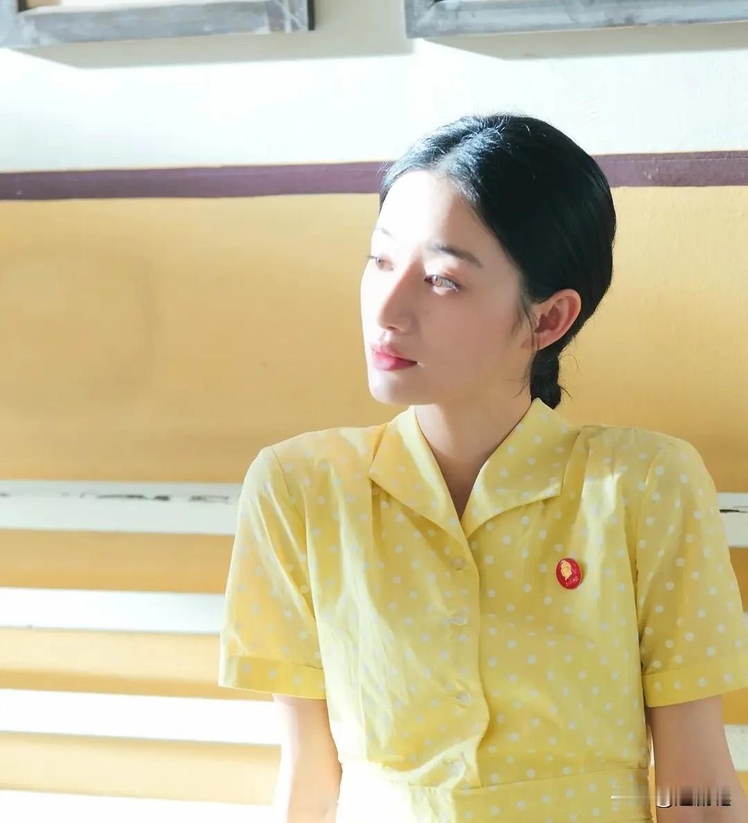 《纯真年代爱情》，方穆静，里面有一幕她穿黄裙子出来美到了，干干净净的，素素站在那