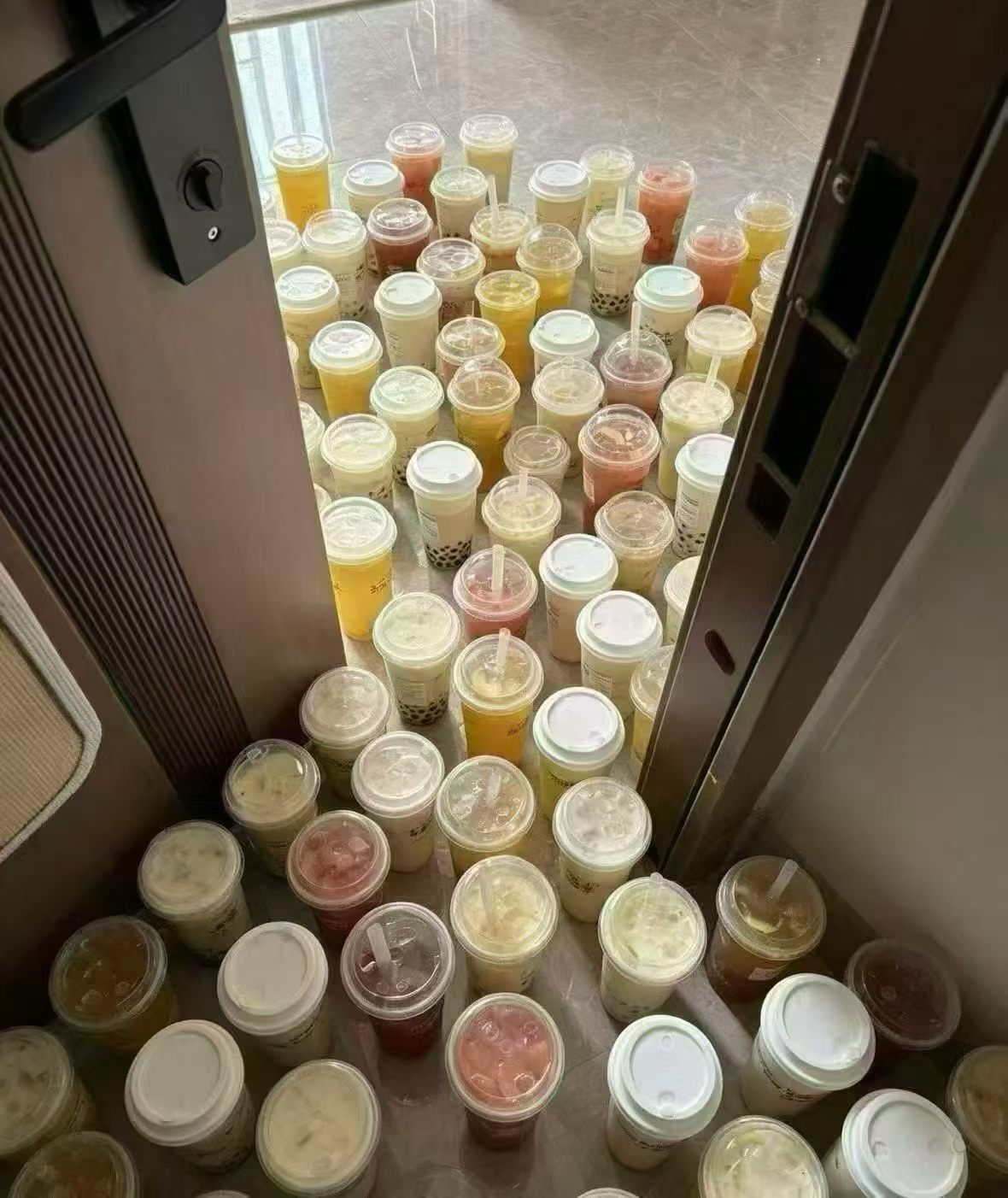 不知道秋天的第一杯奶茶的意义是什么