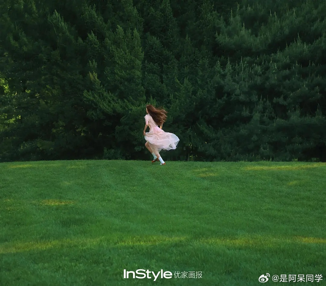 迪丽热巴 vogue 娜扎也拍过这种森系清新风格杂志，两位顶级浓颜大美女谁更胜一