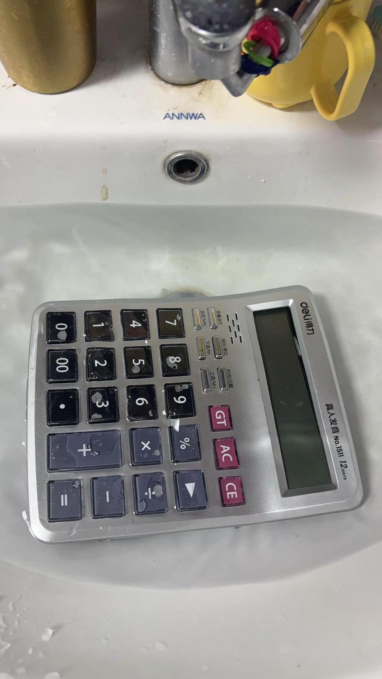 我的得力1511 计算器泡水了(曾经还能播放乡间的小路)