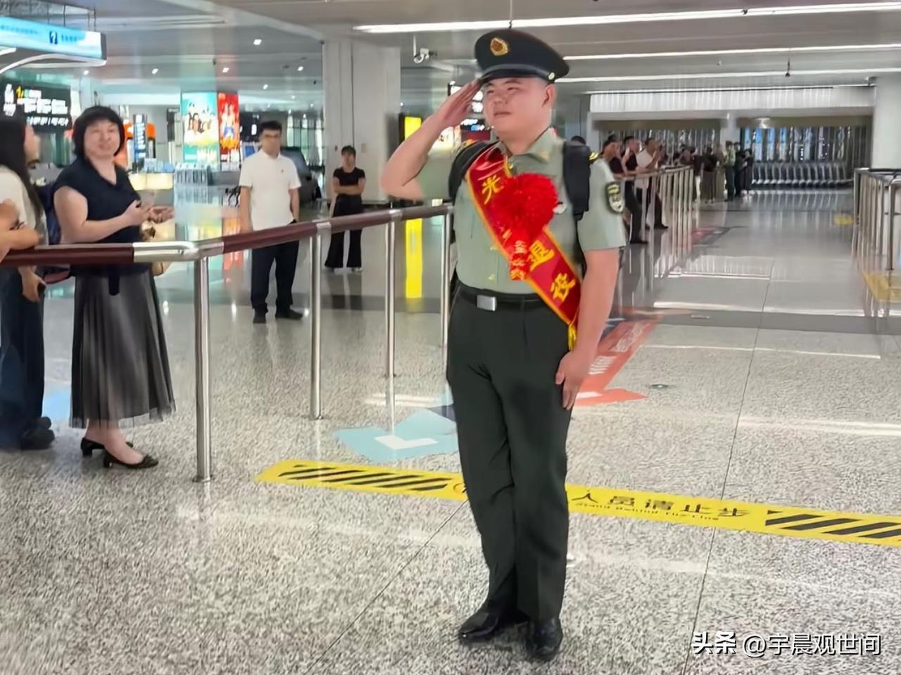 我的亲侄子今日光荣退伍，荣归故里，
我们全家举行了隆重的欢迎仪式！
我们也见证了