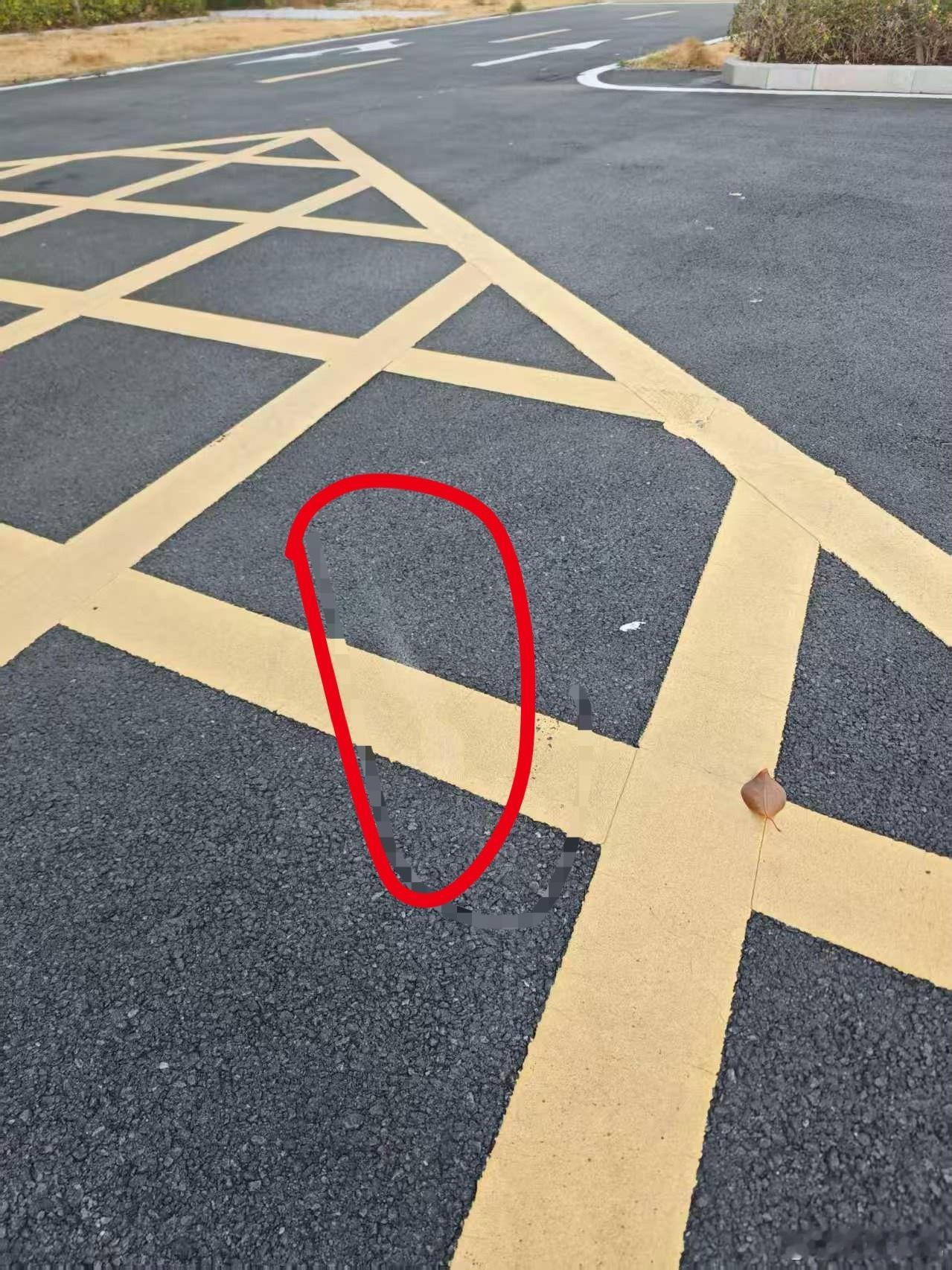 看到地上的印子了吗刚刚我脱鞋在女神面前展现立定跳远屁股着地，还把袜子磨烂了我好像