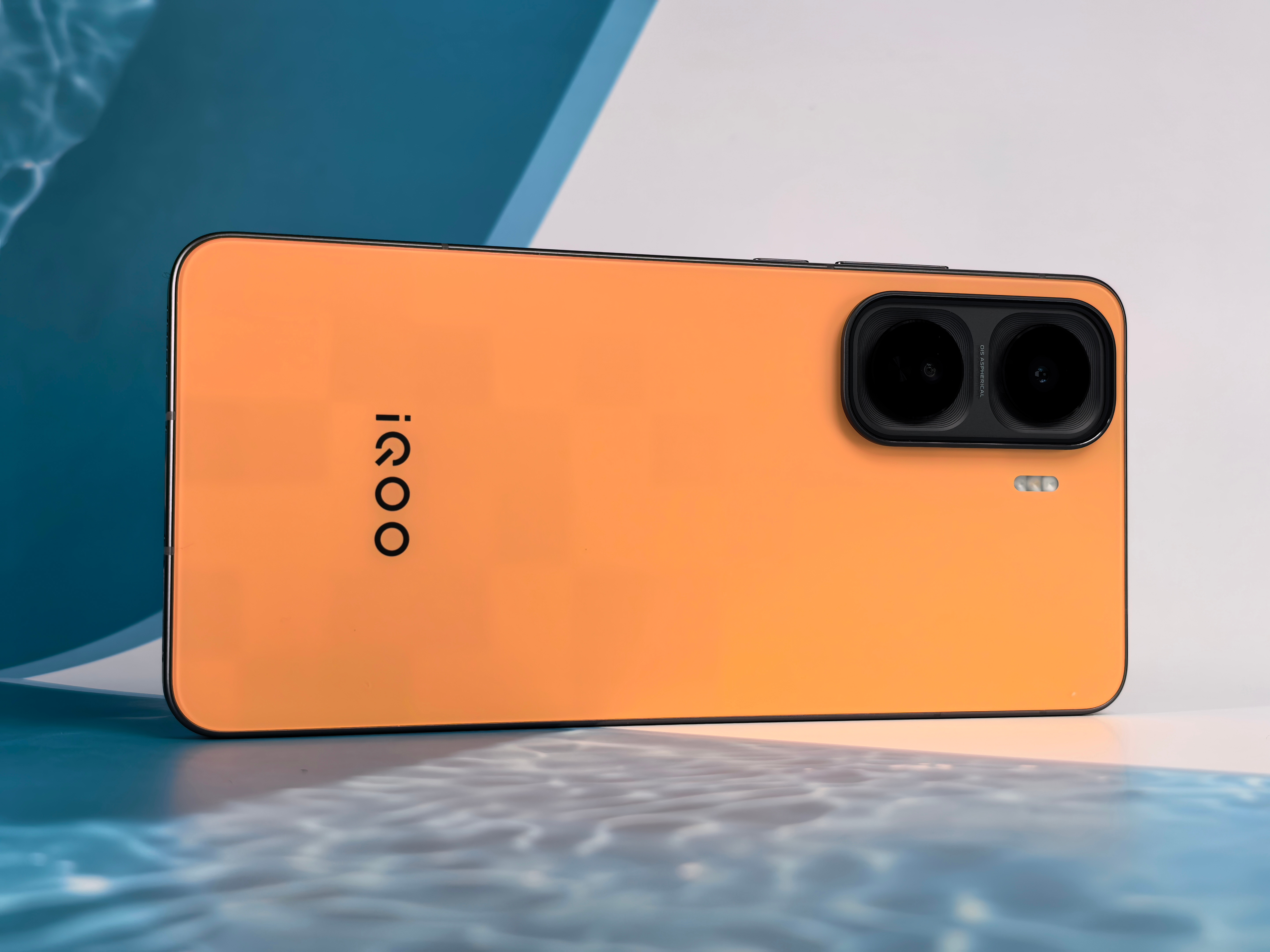 这台机的120Hz AMOLED屏太舒服了朋友们，滑动App丝滑得像抹了油，色彩