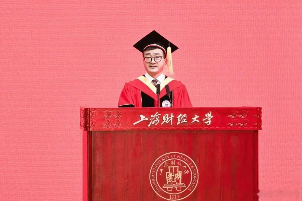 上财校长刘元春：避免活成一个“精于计算却丧失温度”的人6月24日，上海财经大学举
