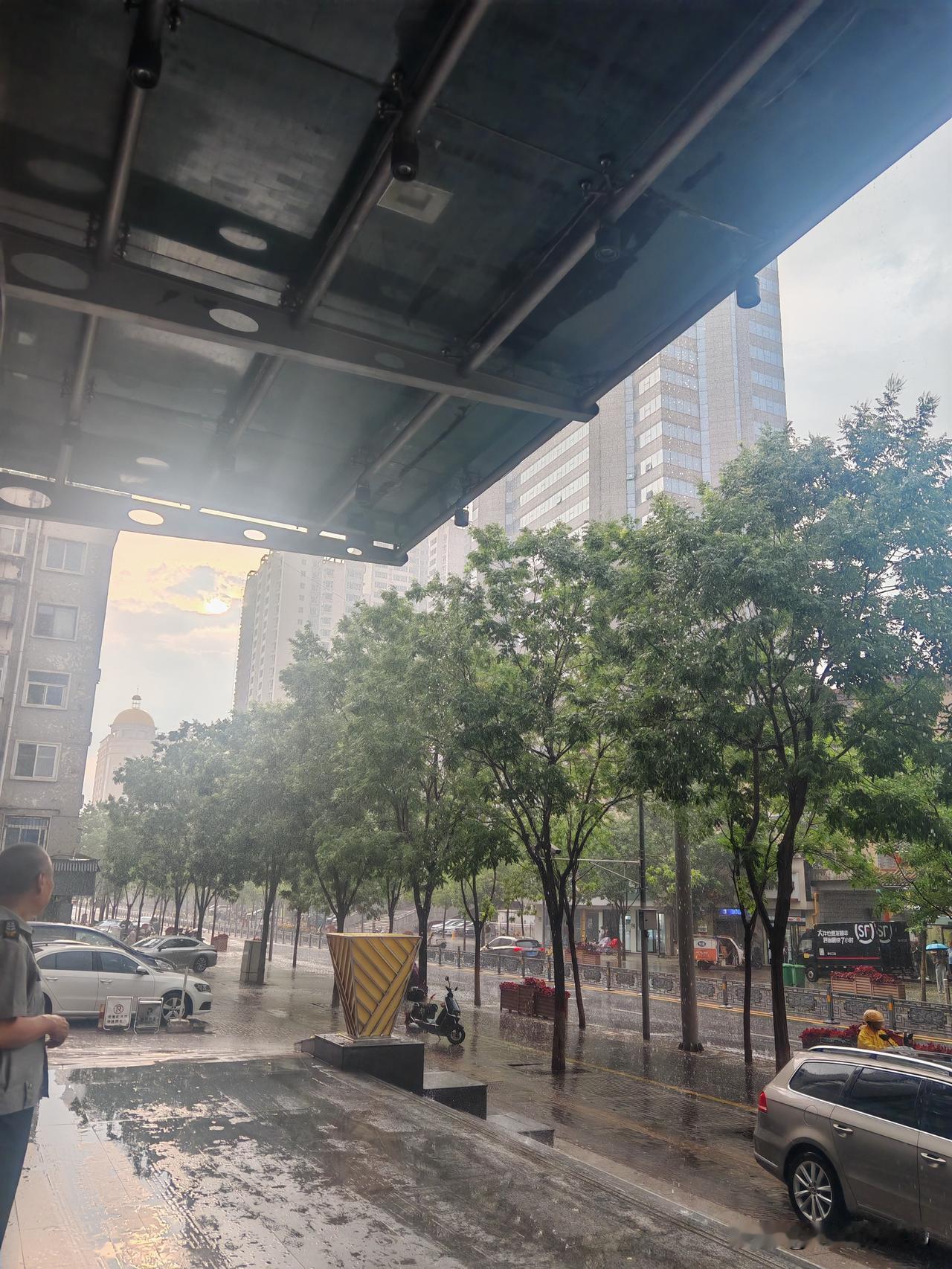 一边阳光普照，
一边暴雨倾盆。