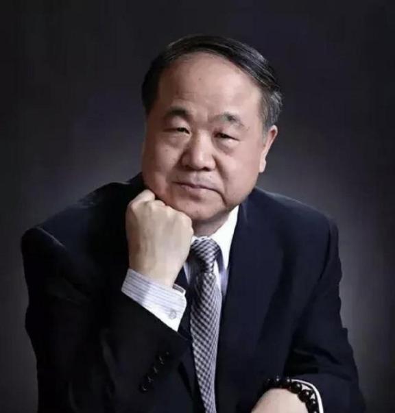 1967年，12岁的莫言透过窗户纸的破洞，看到一名男教师正往女教师郑红英的裤腰里