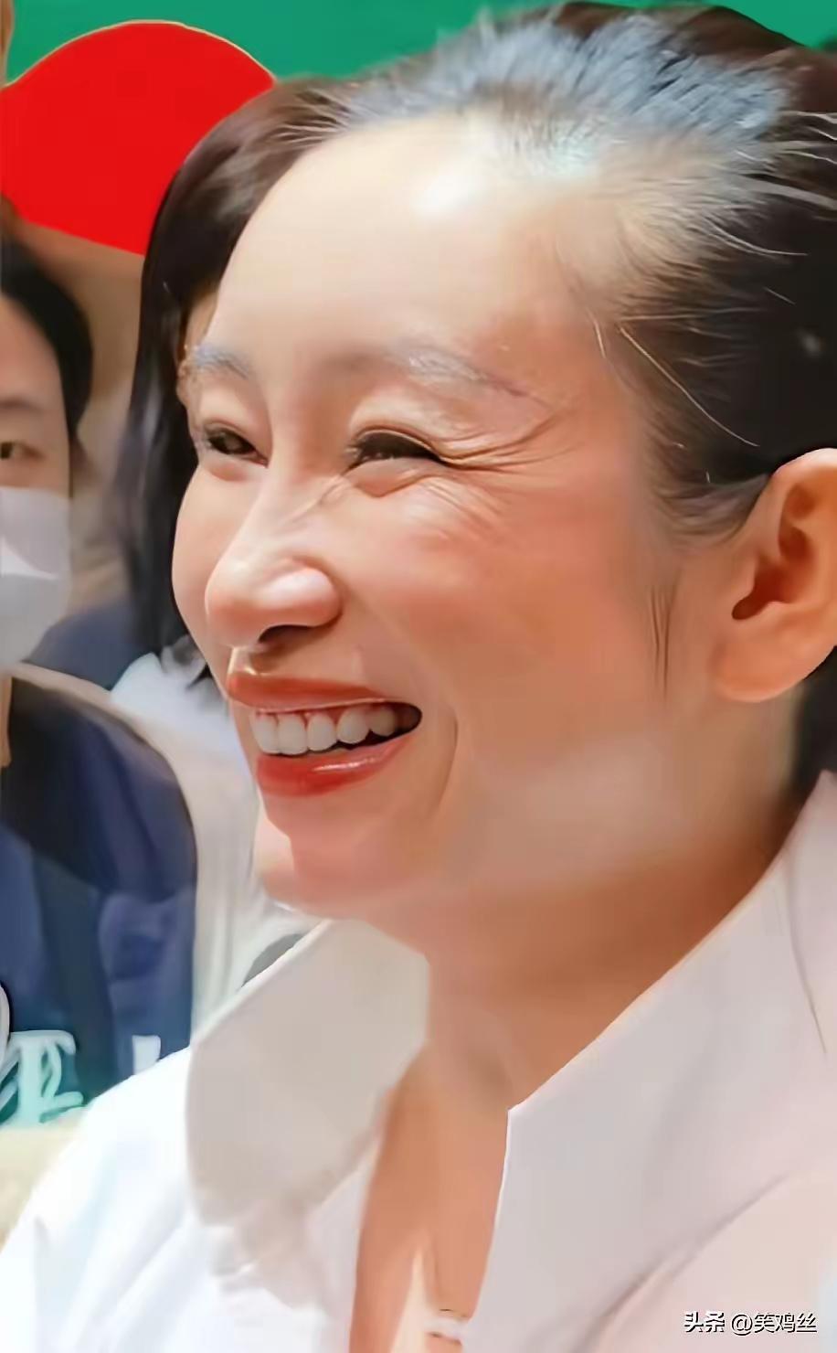 尽管老公将她如“公主”般宠爱，但衰老终究难以抗拒。
秦海璐确实显老了，那鱼尾纹、