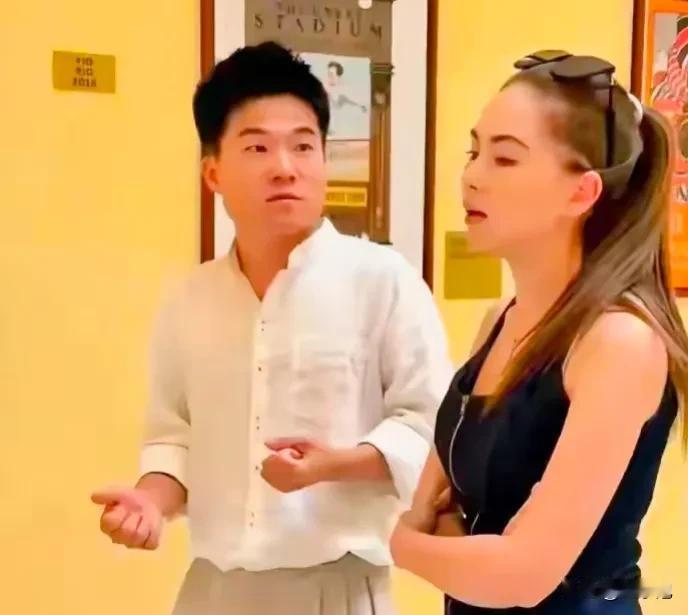 董宇辉努力给昆凌展示才华，昆凌根本接不住话，用高冷掩饰尴尬。
周杰伦的妻子昆凌与