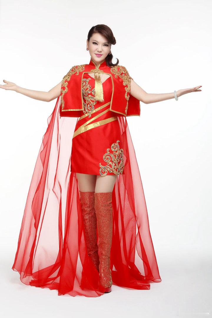 乌兰图雅看给孙怡笑成啥了乘风2026 乌兰图雅的舞台感染力绝了！又唱又跳活力满格