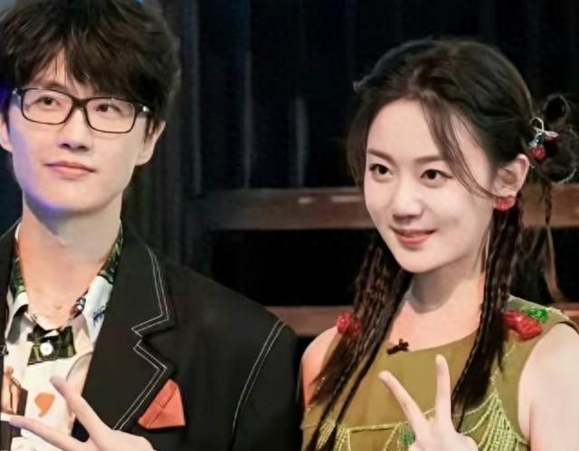 许嵩官宣结婚！同样是娶小十四岁的美妻，他为何能到的祝福？