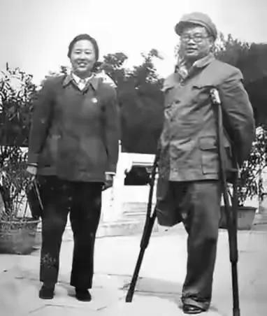 1955年，北京的授衔典礼上，将官们按序列站定，队伍最后一排，钟赤兵拄着拐杖静静