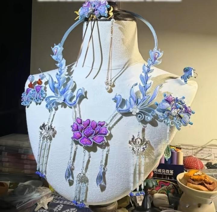 又在欺负大学生了！
一名女学生辛辛苦苦设计了毕业作品，花2500元找商家制作。完