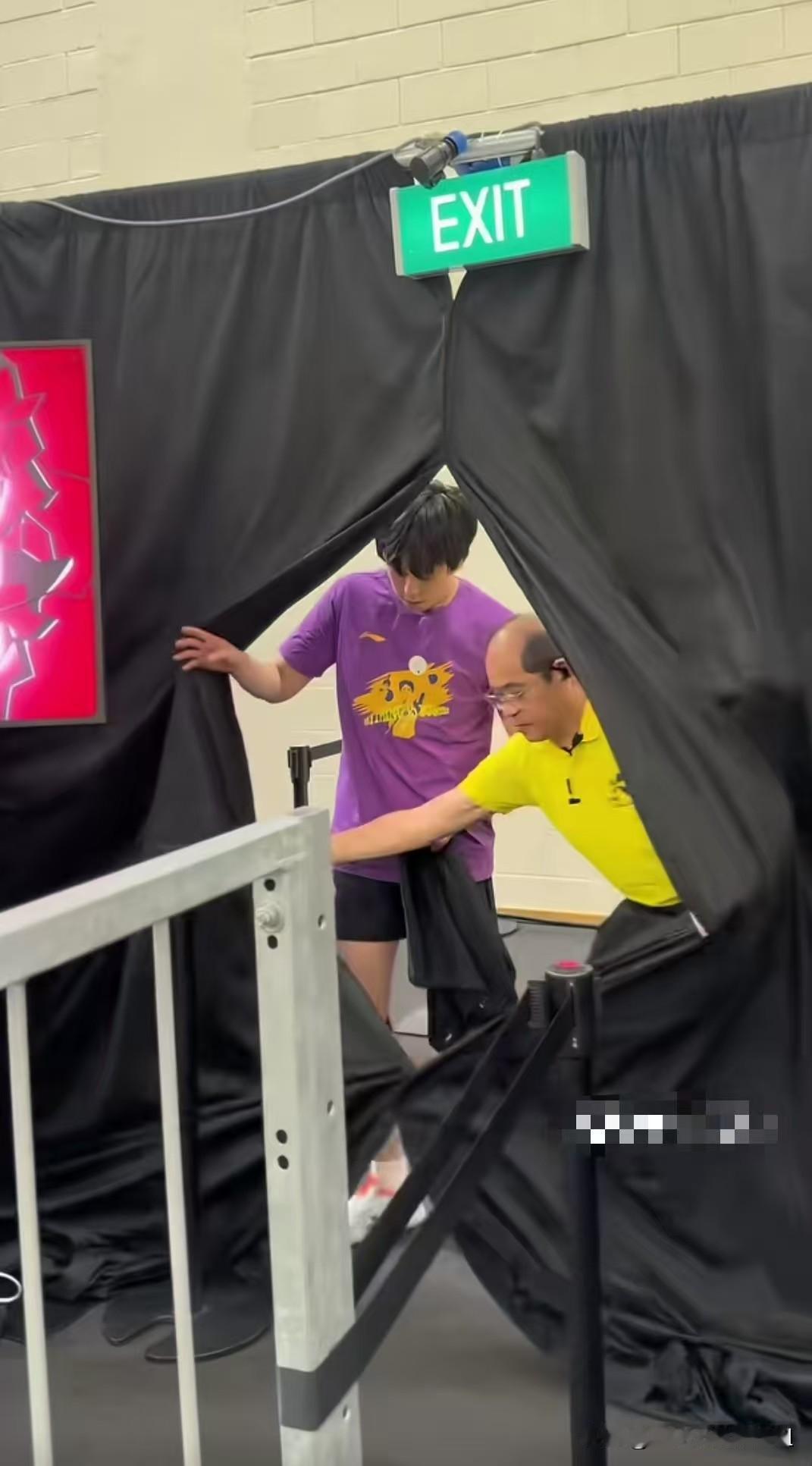 现在换衣服要避开镜头了，孩子长大了[呲牙]

有人说某人不让别人看啦，自家的不能