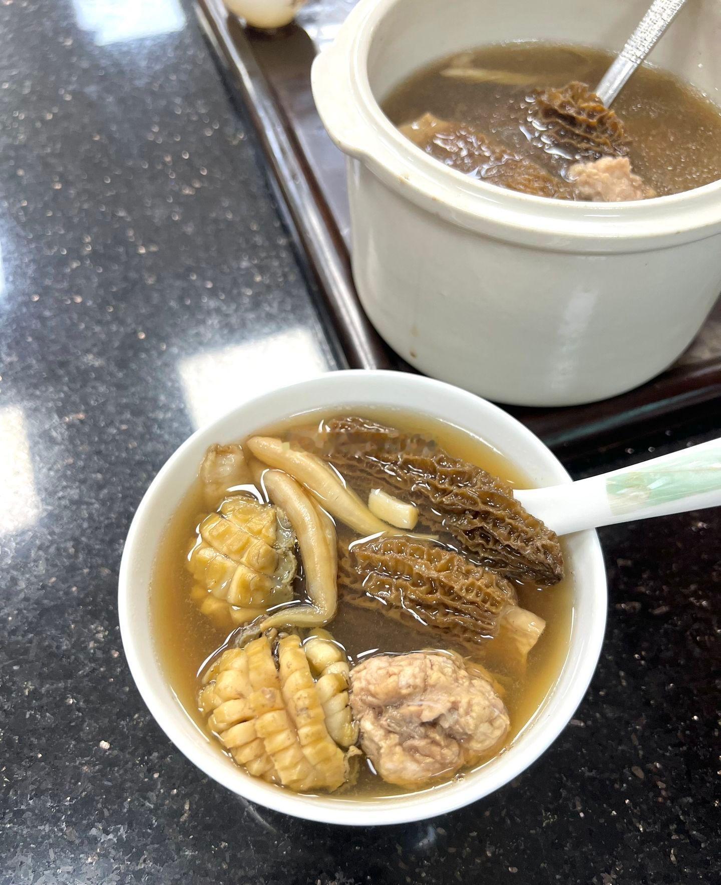 刚回到家，老婆孩子已经睡觉了，但锅里给咱留着一口热汤，可能也是看出这两天的疲惫，