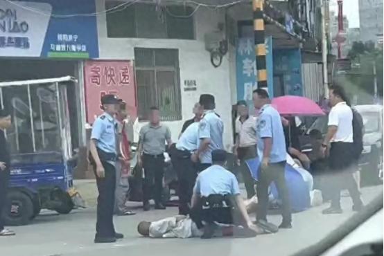 广东揭阳，男子的父亲去世，他找村书记开证明办理火化，顺便想问了一下征地补偿问题，
