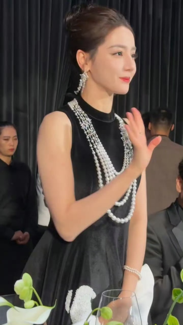 迪丽热巴坐宋威龙对面御木本高珠晚宴这一幕真的超级治愈眼球两大浓颜建模脸同框眼睛都
