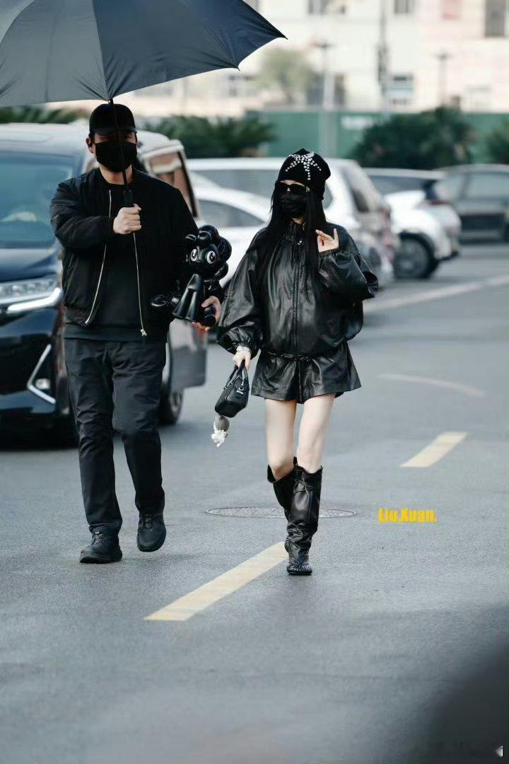 虞书欣cos黑色碧琪虞书欣这一身真的好帅轻轻松松cos黑色碧琪 