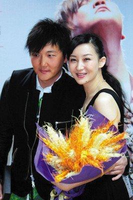 1999年，靠着金曲爆红的孙楠，毅然割舍了与自己相伴十年的同居女友辛欣，火速迎娶