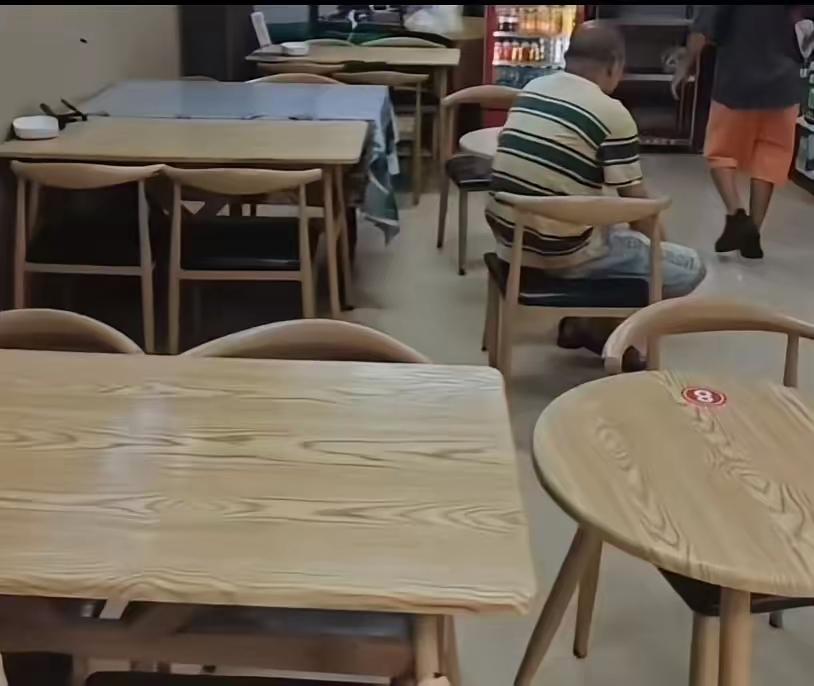 5000块租金你帮我交？外卖员高温想进店吹空调被怼，全网吵翻！
 
三伏天的高温