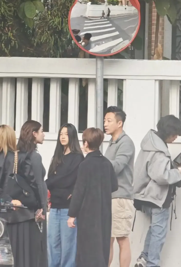 马筱梅两口子带娃探店，玥儿眉眼像爸爸。马筱梅两口子来广州不止旅行，还探...