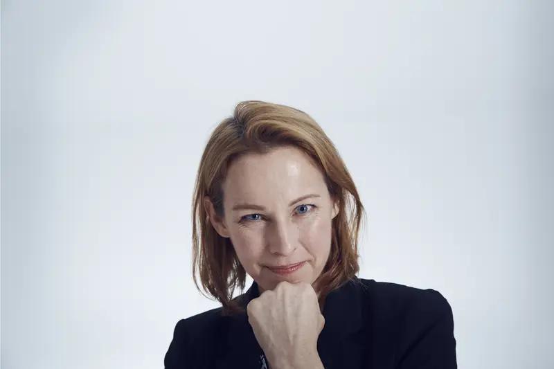 现代社会，女人并非如月亮般依靠太阳发光，而要靠自己绽放光芒。正如梅耶·马斯克所言