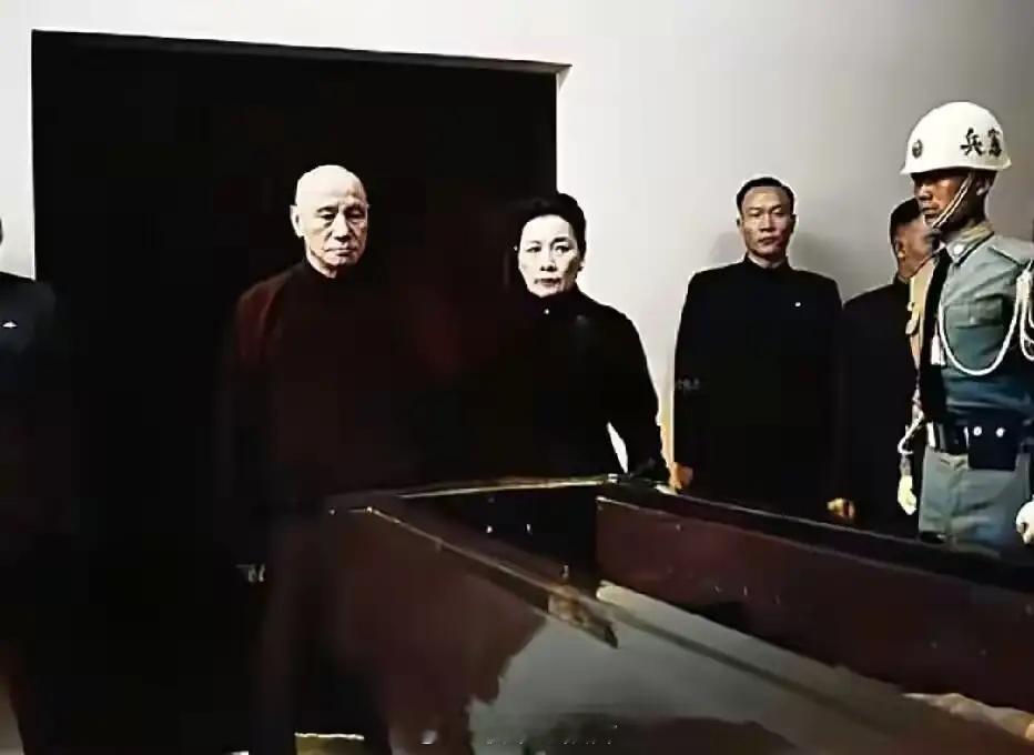1964年，台湾。于右任病逝蒋介石夫妇亲往吊唁。 
