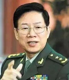 张海阳是开国中将张震将军之子。1969年，他积极响应国家号召，毅然投身军营。在兰