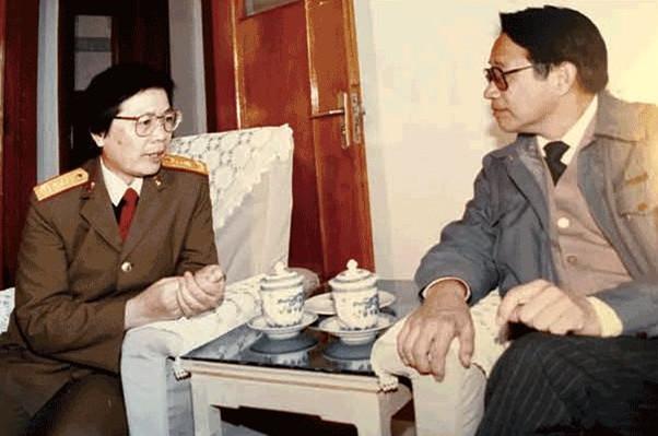 核技术工程专家高潮与聂力亲切交谈