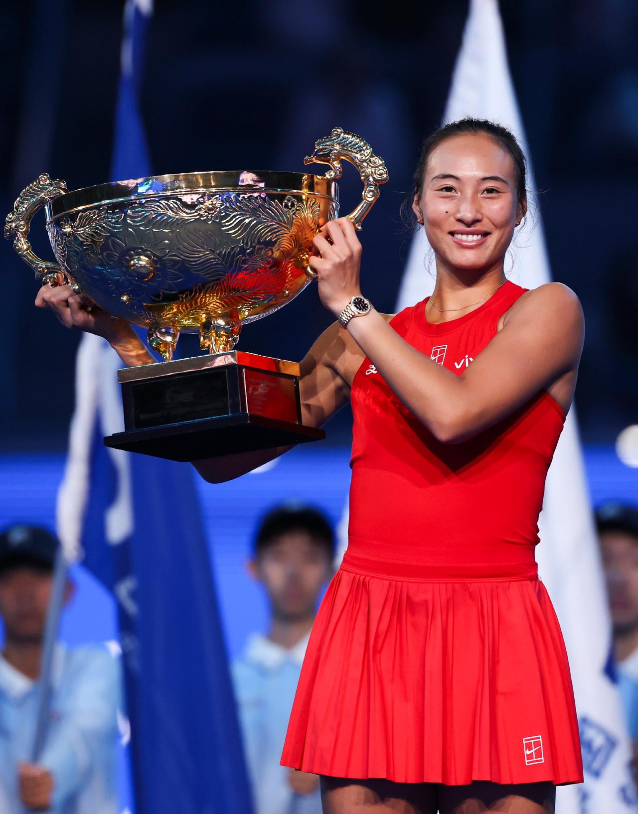 网球女王郑钦文晒图庆夺冠……
配文：奖杯的重量，是梦想的重量🏆
献给小时候一直