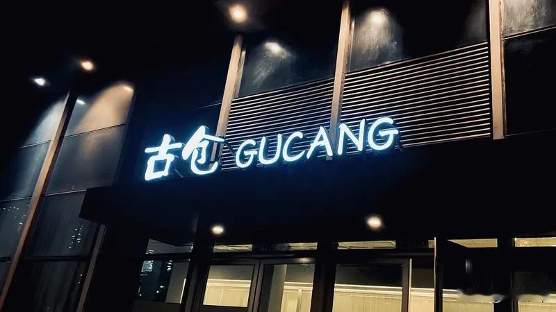 摊前谣·慢慢变

馕坑边的阿扎提，以前见人就低头。现在呀，吆喝声能飘过三条巷子。