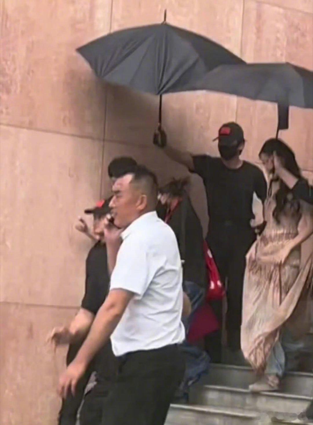 迪丽热巴裙子里面是牛仔裤美丽的尽头是方便！支持热巴穿衣自由