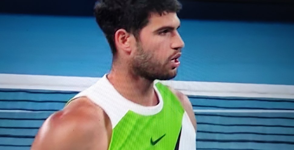 网球阿尔卡拉斯7:5、6:2、6:1三盘战胜了德米纳尔，晋级澳网男单四强。应该是