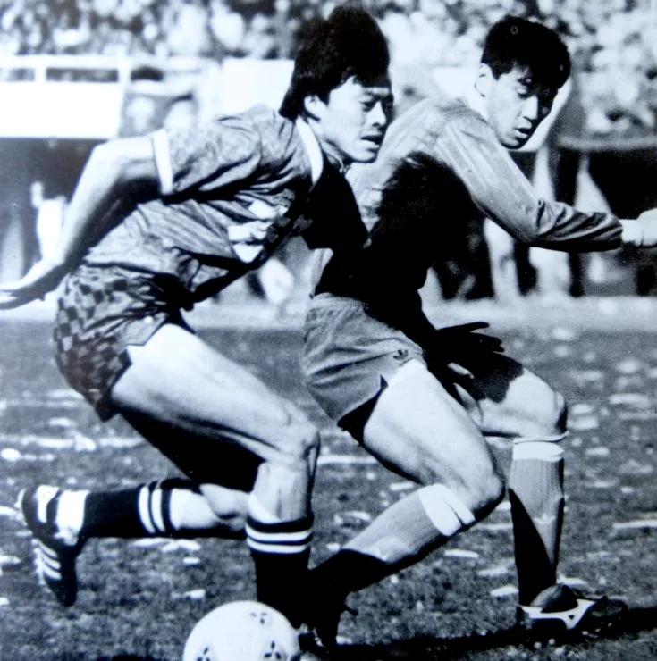 1990年辽足踢日本尼桑那场，客场2比1赢下来，亚俱杯冠军才稳住。很多人后来总提