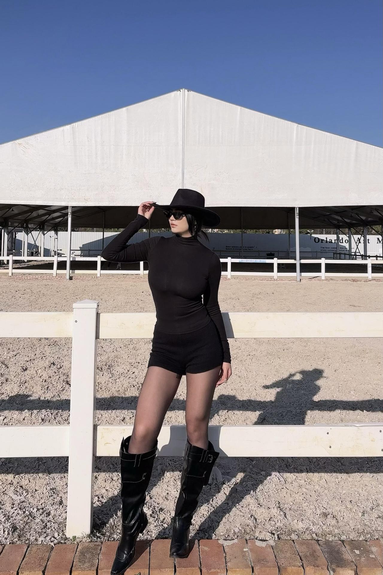 是公主也是骑士🏇🏻|||全黑穿搭把马场的飒气拉满
高领打底的修身感刚好勾勒出