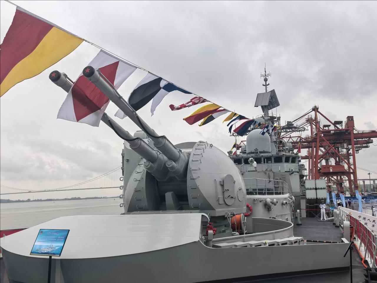 双管合计射速70-90发/分，四艘“现代”级上的双管AK-130同时开火，弹药投