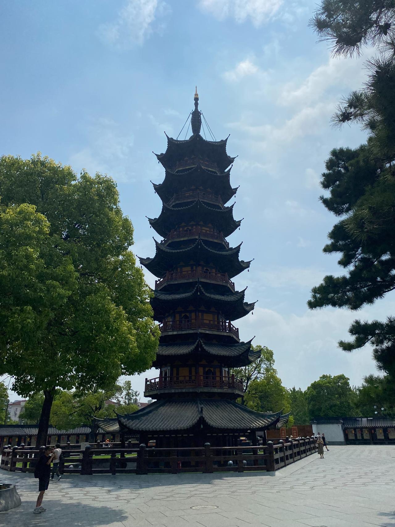 昨天去龙华寺购买回日本的伴手礼，原先是想买枣泥糕之类的，想不到已经全是月饼了[惊