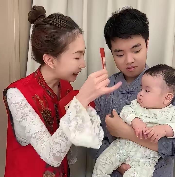 小二要二胎，要三胎，房子不够大。管亲爹要大房子，琳琳妈会毫不迟疑的给买大的。但是