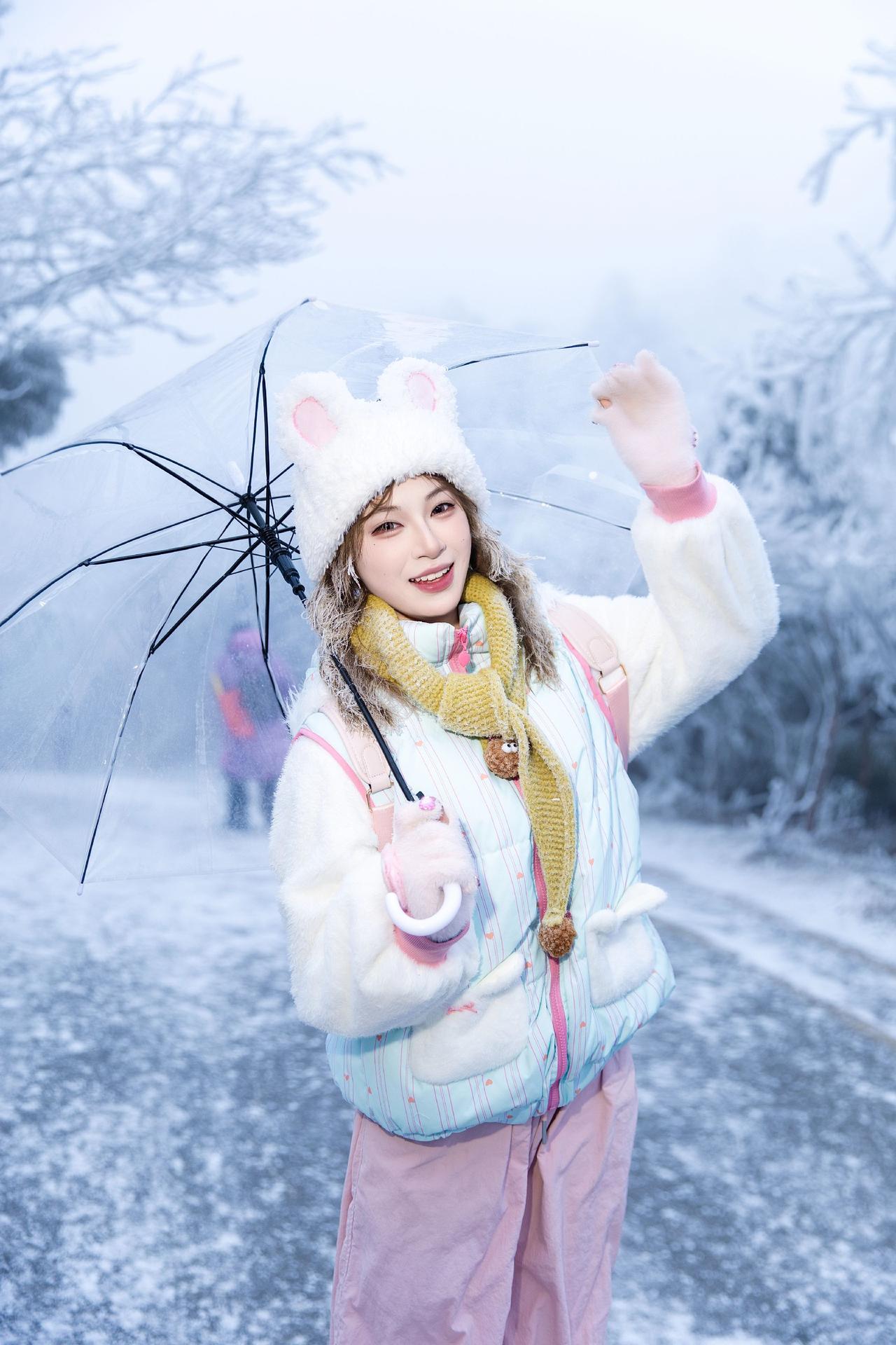 南岳雾凇约拍📷-南天门
模特：@铁锤妹妹 
设备：Canon EOS R62