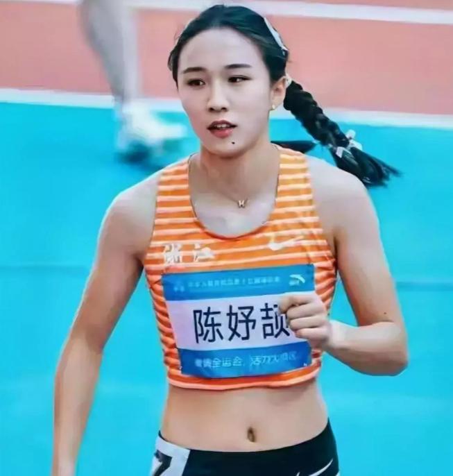 17岁的“小孩姐”陈妤颉回到浙江宁波后，最先做的事就是待在家里，捧着自己的三金一