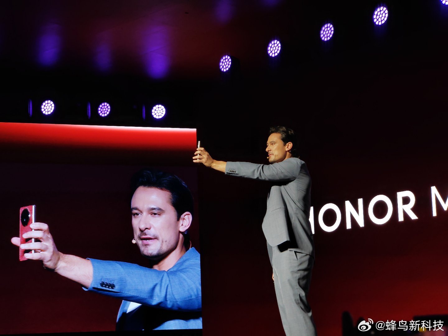 荣耀Magic V6亮相mwc2026 西班牙·巴塞罗那