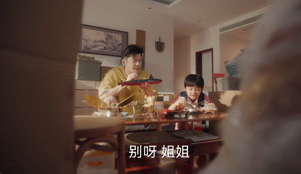 王晓晨也不能拒绝一声姐姐刘芮麟在新剧里对王晓晨一口一个姐姐，会做事还会哄人，被姐