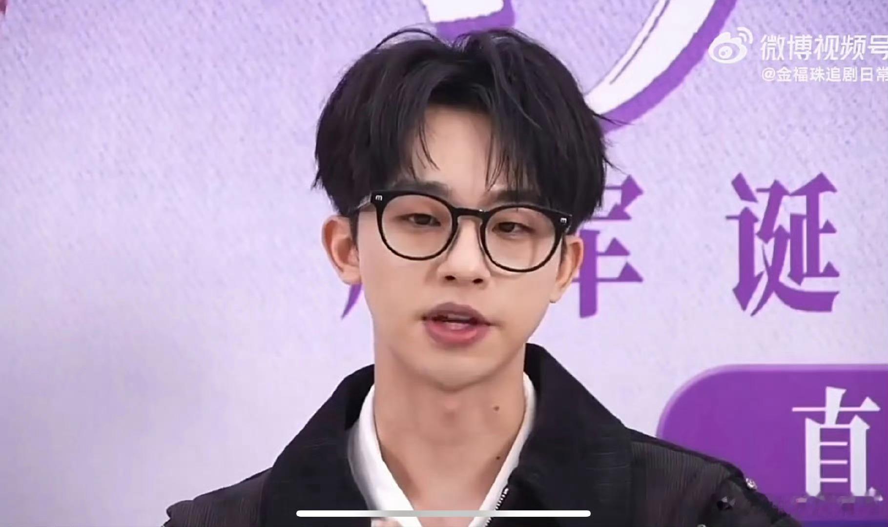 何运晨一句话让微博主持人汗流浃背何运晨探班直播中他幽默回应主持人表示“法律舞台不