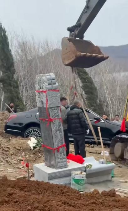尊重但不理解，4月9日，辽宁有一辽K的奔驰车被土葬。
根据知情人士反映，奔驰车为